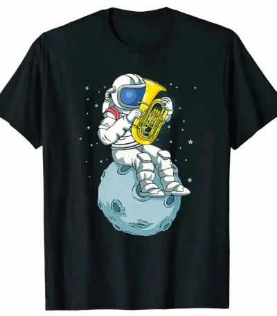 T-shirt noir avec un astronaute en combinaison jouant du saxophone sur une petite lune, entouré d'étoiles, design amusant et original pour les amateurs de science et musique.