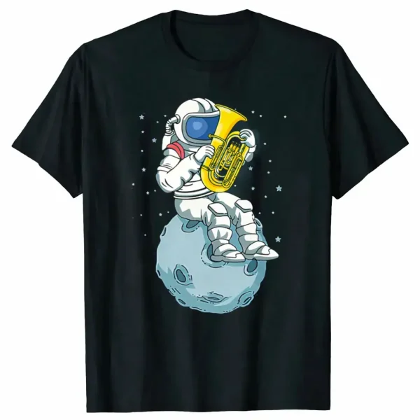 T-shirt noir avec un astronaute en combinaison jouant du saxophone sur une petite lune, entouré d'étoiles, design amusant et original pour les amateurs de science et musique.
