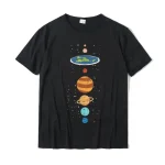 T-shirt noir avec illustration colorée du système solaire, représentant les planètes et la Terre dans un style graphique amusant.