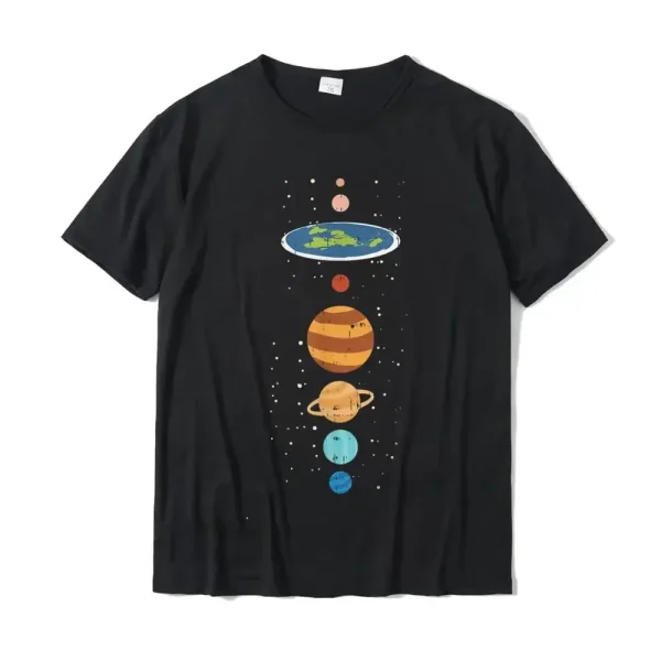 T-shirt noir avec illustration colorée du système solaire, représentant les planètes et la Terre dans un style graphique amusant.