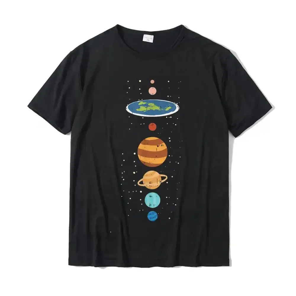 T-shirt noir avec illustration colorée du système solaire, représentant les planètes et la Terre dans un style graphique amusant.