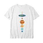 T-shirt blanc avec illustration colorée représentant les planètes du système solaire, parfait pour les amateurs de sciences et d'astronomie.