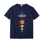T-shirt bleu avec illustration colorée du système solaire, représentant les planètes et la Terre dans un style graphique ludique. Parfait pour les amateurs d'astronomie et de décoration scientifi.