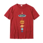 T-shirt rouge avec illustration stylisée du système solaire, représentant la Terre, Mars, Jupiter, Saturne, Uranus et Neptune, parfait pour les amateurs d'astronomie.