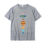 T-shirt gris avec illustration stylisée du système solaire, représentant la Terre, Mars, Jupiter, Saturne, Uranus et Neptune alignés verticalement.