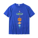 T-shirt bleu avec illustration de planètes du système solaire.