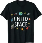 Vérifiez ce t-shirt noir avec le texte "I NEED SPACE" entouré de dessins de planètes, d'astres, d'une fusée, d'un astronaute et d'une soucoupe volante, parfait pour les amateurs d'astronomie et de sci.