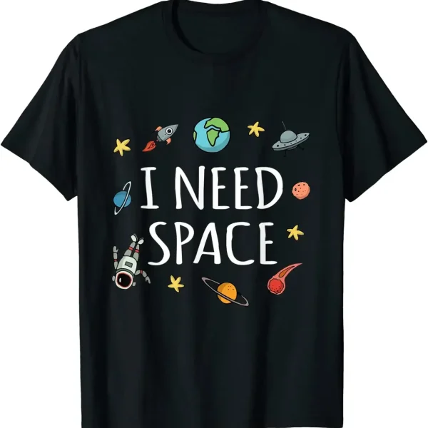 Vérifiez ce t-shirt noir avec le texte "I NEED SPACE" entouré de dessins de planètes, d'astres, d'une fusée, d'un astronaute et d'une soucoupe volante, parfait pour les amateurs d'astronomie et de sci.