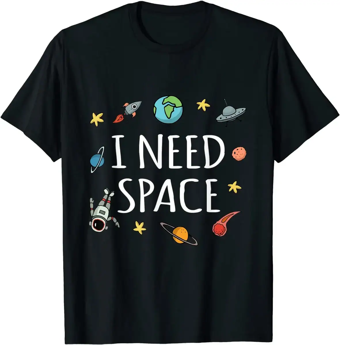 t-shirt-i-need-space-1 Vérifiez ce t-shirt noir avec le texte "I NEED SPACE" entouré de dessins de planètes, d'astres, d'une fusée, d'un astronaute et d'une soucoupe volante, parfait pour les amateurs d'astronomie et de sci.