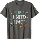 T-shirt gris avec illustrations d'objets spatiaux et le texte "I NEED SPACE" en blanc.
