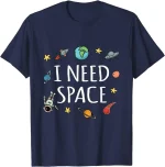 T-shirt bleu avec motif d'espace, planètes, astronautes, fusée et texte "I NEED SPACE" pour les amateurs de science et d'astronomie.
