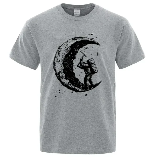 T-shirt gris avec illustration d'un astronaute sur la lune, style artistique et moderne, parfait pour les amateurs de science et d'astronomie.