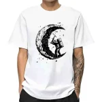 T-shirt blanc avec illustration d'un astronaute assis sur la lune, style artistique noir et blanc, parfait pour les amateurs de science et d'espace.