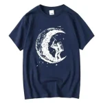 T-shirt en coton avec illustration d'un astronaute jouant de la guitare sur la lune, parfait pour les amateurs de science et d'espace.