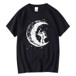 Vêtement noir avec illustration d'un astronaute jouant de la guitare sur la lune, design original et tendance pour les amateurs de science et d'astronomie.