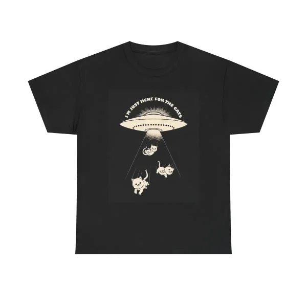 T-shirt noir avec illustration d'un OVNI et trois animaux sous un faisceau lumineux, texte "I must here for the cake" en haut.