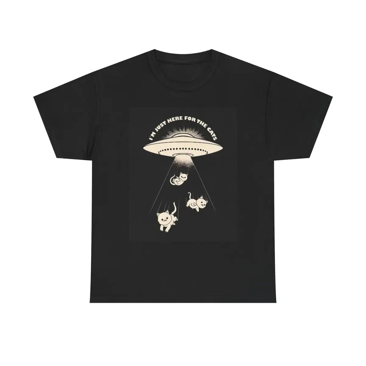 t-shirt-ovni-alien-1 T-shirt noir avec illustration d'un OVNI et trois animaux sous un faisceau lumineux, texte "I must here for the cake" en haut.