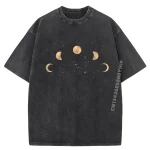 T-shirt noir avec motifs de phases lunaires et étoiles, idéal pour les amateurs d'astronomie et de science.