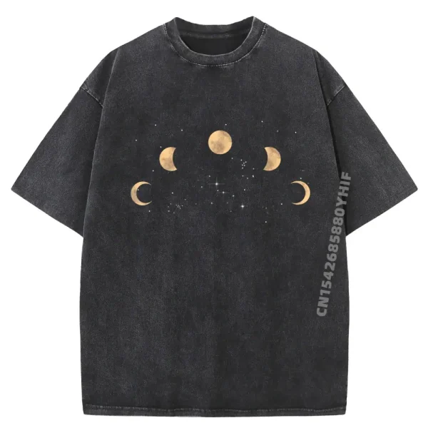 T-shirt noir avec motifs de phases lunaires et étoiles, idéal pour les amateurs d'astronomie et de science.