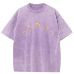 T-shirt violet avec motifs de phases lunaires en or, style décontracté et tendance, parfait pour les amateurs d'astronomie et de design cosmique.