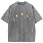 T-shirt gris avec motif de phases de la lune en doré, représentant différentes étapes lunaires dans un design minimaliste et élégant.