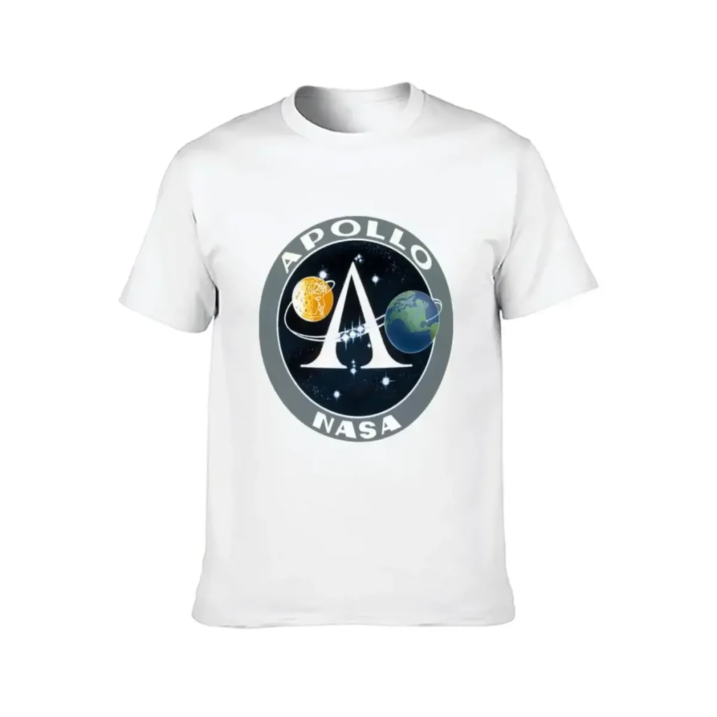 Vêtement blanc avec logo NASA Apollo, représentant une fusée entre la Lune et la Terre, symbolisant la mission Apollo.