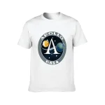 Vêtement blanc avec logo NASA Apollo, représentant une fusée entre la Lune et la Terre, symbolisant la mission Apollo.