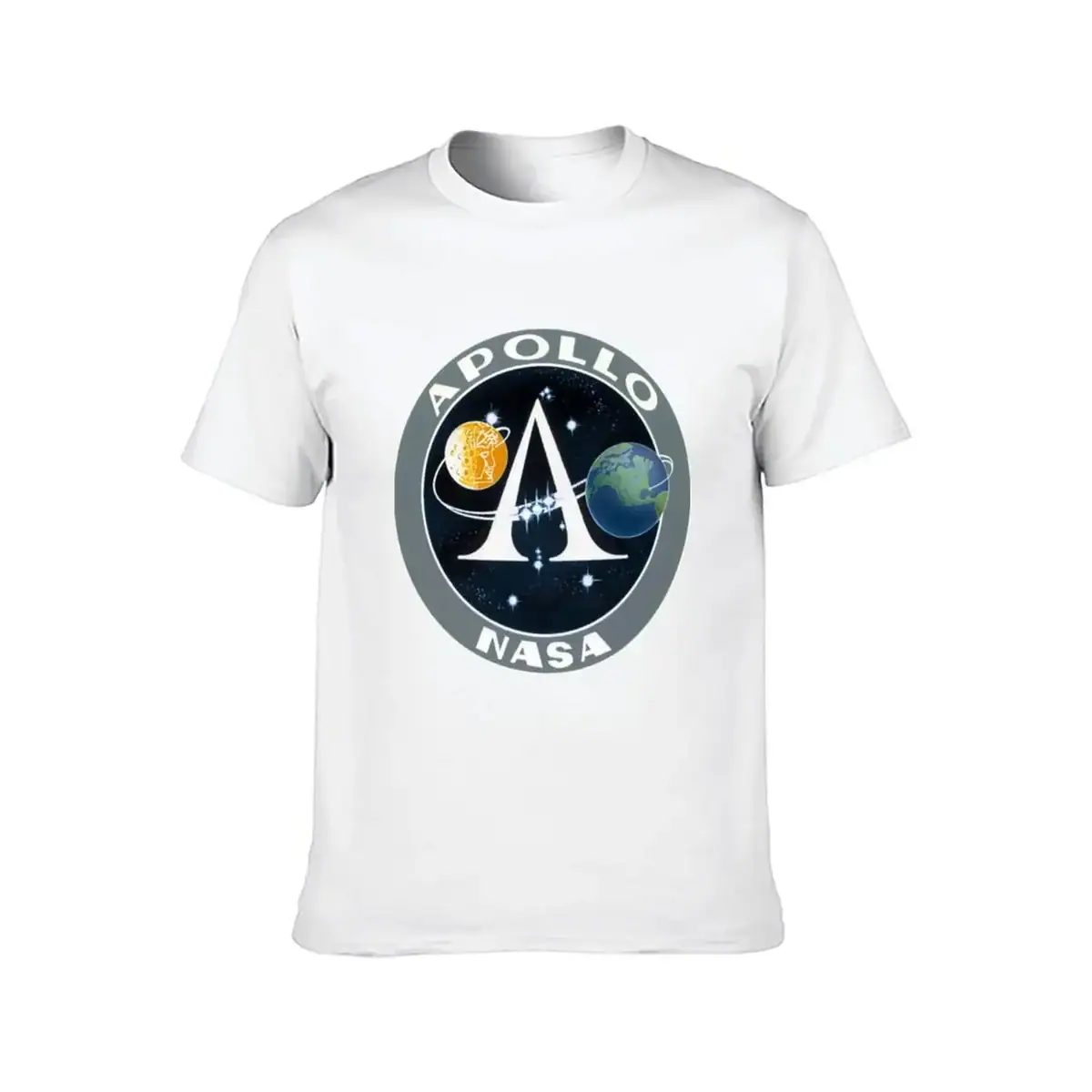t-shirt-programme-apollo-1 Vêtement blanc avec logo NASA Apollo, représentant une fusée entre la Lune et la Terre, symbolisant la mission Apollo.