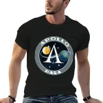 Vêtement NASA Apollo avec logo emblématique, parfait pour les passionnés d'espace et de science. T-shirt noir en coton, idéal pour une tenue décontractée ou pour montrer votre amour pour l'exploration.