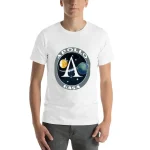 T-shirt blanc avec logo Apollo et NASA, représentant une fusée entre la Lune et la Terre, idéal pour les amateurs d'astronomie et de science spatiale.