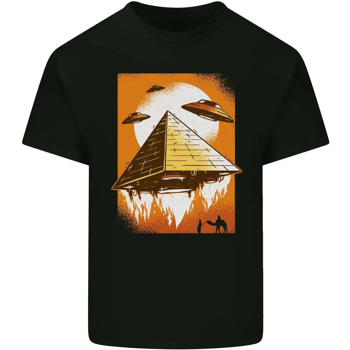 t-shirt-pyramide-extraterrestre-1 Pyramide flottante avec OVNIs et ciel étoilé, illustration de science-fiction sur t-shirt noir. Design mystérieux et futuriste évoquant l'exploration spatiale et les phénomènes extraterrestres.