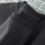 Vêtements en coton biologique noir pour hommes et femmes, confortables et durables, parfaits pour un style décontracté ou scientifique.