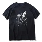 T-shirt noir avec design de fusée, vaisseau spatial et éléments cosmiques, parfait pour les amateurs d'astronomie et de science-fiction.