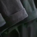 Pochette en tissu noir avec finition soignée, idéale pour accessoires ou décoration scientifique, apportant une touche élégante et moderne à votre espace.