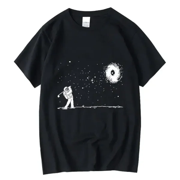 T-shirt noir avec un motif d'astronaute jouant dans l'espace, observant une galaxie et des étoiles, design minimaliste et artistique.