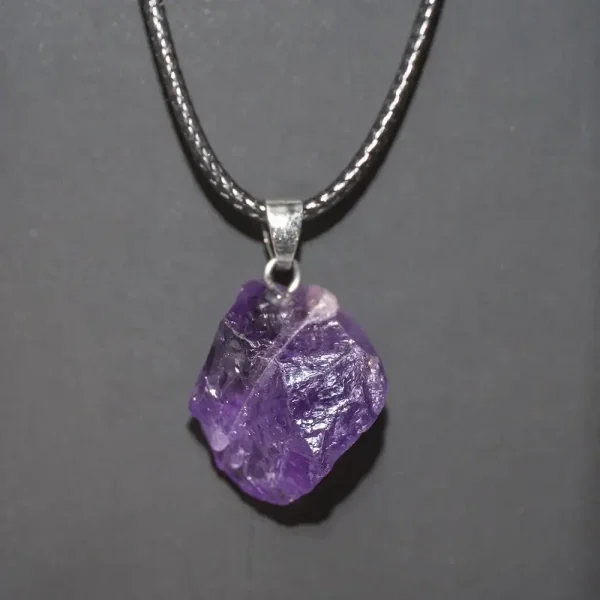 Améthyste brute en pendentif, pierre naturelle violette, bijou de décoration scientifique, accessoire unique, parfait pour les amateurs de minéraux et de décoration d'intérieur.