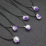 Pendentifs en améthyste violette, parfaits pour les amateurs de bijoux inspirés de la science et de la nature.