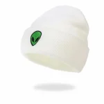 Bonnet blanc en laine avec un logo extraterrestre vert et noir, parfait pour les amateurs de science-fiction et de style décontracté.