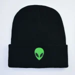 Casquette noire avec logo extraterrestre vert, style streetwear, accessoire tendance pour les amateurs de science-fiction et d'astronomie.