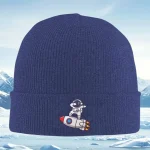 Casquette en laine bleue avec motif d'astronaute et fusée.