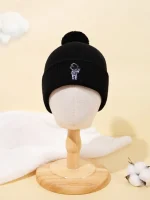 Bonnet en laine noir avec logo scientifique, orné d’un pompon, présenté sur un mannequin en bois, idéal pour accessoires de mode et décoration scientifique.