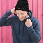Bonnet noir avec motifs de lune et étoiles, parfait pour les amateurs d'astronomie et de style décontracté.
