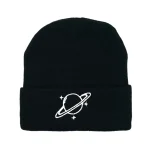 Bonnet noir en laine avec design d'une planète et d'étoiles, parfait pour les amateurs d'astronomie et de style scientifique.