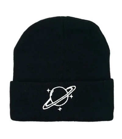 Bonnet noir en laine avec design d'une planète et d'étoiles, parfait pour les amateurs d'astronomie et de style scientifique.