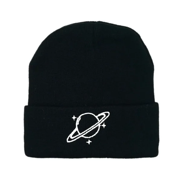 Bonnet noir en laine avec design d'une planète et d'étoiles, parfait pour les amateurs d'astronomie et de style scientifique.