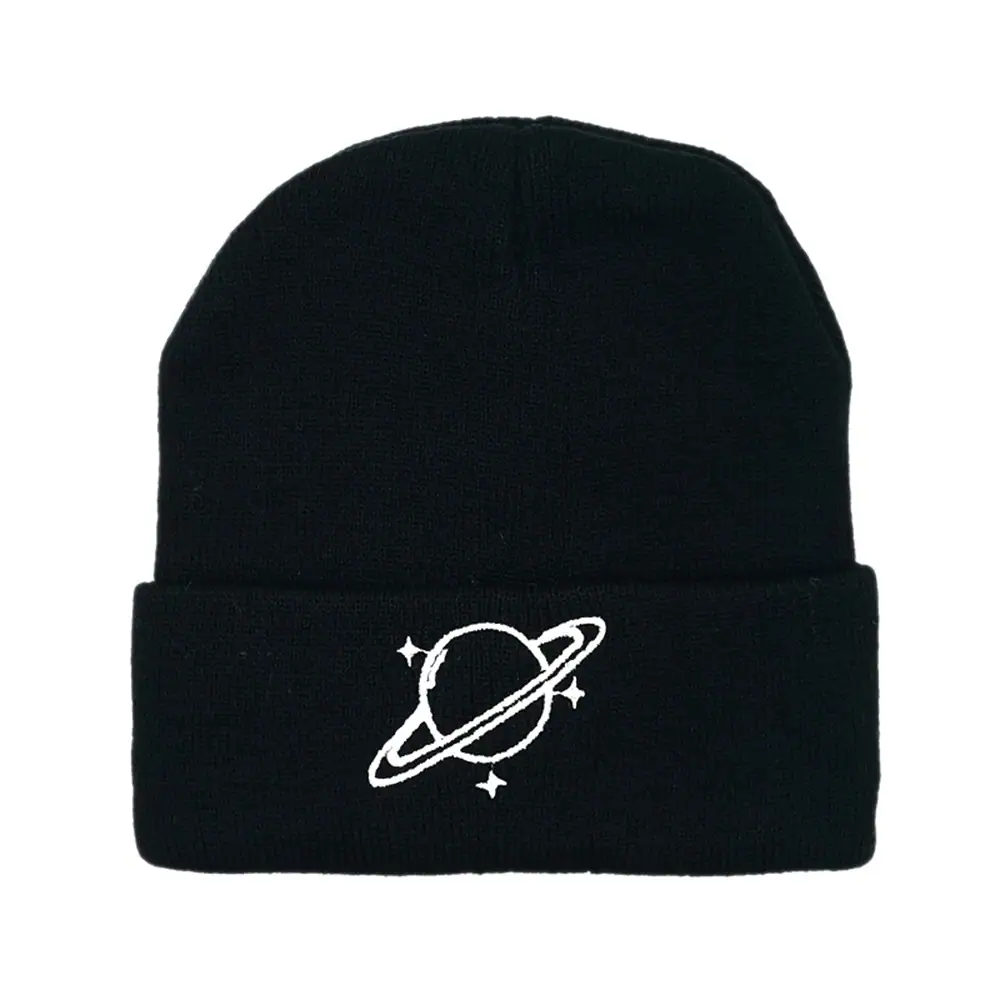 bonnet-saturne-1 Bonnet noir en laine avec design d'une planète et d'étoiles, parfait pour les amateurs d'astronomie et de style scientifique.