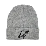 Bonnet gris en laine avec broderie d'une planète entourée d'anneaux, parfait pour un style décontracté et cosmique.