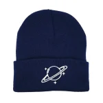 Bonnet en laine bleu marine avec logo d'une planète et d'anneaux, parfait pour les amateurs de science et d'astronomie. Accessoire chaud et tendance pour l'hiver.