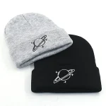 Bonnet en coton avec motif planète Saturne, idéal pour les amateurs d'astronomie et de style décontracté.
