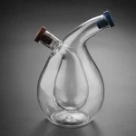 Balancier en verre de laboratoire avec deux cols inclinés, idéal pour expériences scientifiques ou décoration.